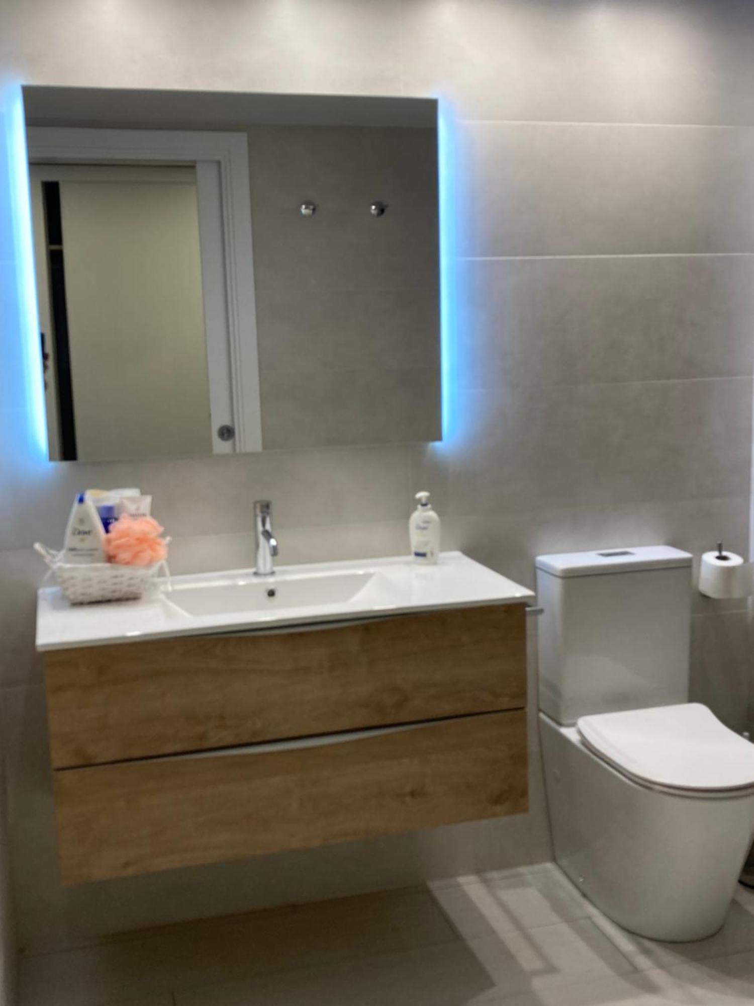 Apartamento Centrico, Climatizado Y Totalmente Equipado De 3 Habitaciones Para 6-7 Personas ซานตาโกโลมา เด ฟาร์แนร์ส ภายนอก รูปภาพ